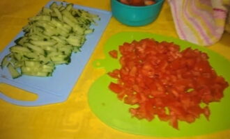 Basuh tomato dan timun dengan teliti dan keringkan. Potong tomato menjadi kiub sederhana. Potong timun menjadi jalur nipis.