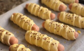 Using a silicone brush, coat each piece with yolk and sprinkle flax seeds on top. Place the future baked goods for 20-25 minutes in the oven, preheated to 200 degrees.