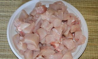 Wash the chicken fillet thoroughly in cold running water and then dry with paper towels. Cut the prepared chicken fillet into medium-sized pieces.