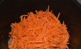 Wash the carrots thoroughly and then peel them using a vegetable peeler. Cut the peeled carrots into thin strips and place in the bowl of the device with the fried onions, mix well and fry until golden brown.