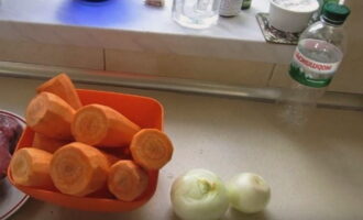 How to cook delicious beef pilaf in a cauldron? Peel the onions and rinse under cold running water. Wash the carrots thoroughly and then peel them using a vegetable peeler.