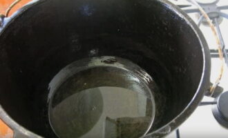 Place the cauldron over moderate heat and pour in the required amount of vegetable oil.