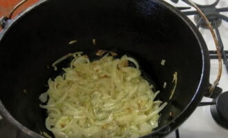 Cut the peeled onions into thin half rings and fry until golden brown.