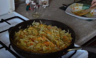 After this, put the previously fried vegetables into the frying pan with the cabbage. We supplement the contents of the frying pan with the following ingredients - salt, ground pepper, bay leaf. Simmer the dish for another 15 minutes, after covering the pan with a lid.