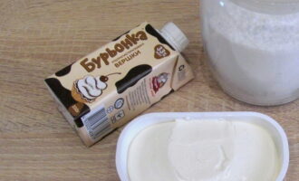 Com fer crema de formatge per a un pastís a casa? Refredar la nata a la nevera abans de preparar la nata. Per a la dolçor, utilitzem sucre en pols, no sucre. La seva mòlta fina permet una ràpida barreja dels ingredients i la dissolució de les partícules de sucre; cal batre menys i no hi ha risc de dominar la delicada crema. El formatge crema es pot comprar a qualsevol botiga. El més important és que ha de ser natural, sense additius aromatitzants i aromàtics.