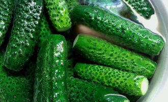 How to make crispy, lightly salted, instant cucumbers? There is a preparatory moment in pickling cucumbers in any way. Cucumbers should be thoroughly washed and the fruits should be soaked in cold, clean water for at least a couple of hours. You can do it for a day, but you will definitely have to change the water every few hours. Wash the leaves, peel the garlic and cut each clove in half.