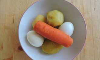 A classic salad with cod liver is very easy to prepare. First, wash and boil the potatoes, carrots, eggs until tender and cool them. We prepare portioned dishes for serving salad or a common dish. Peel the cooled potatoes, chop them on a coarse grater and place them in the first layer of salad.