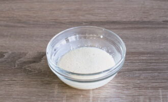 Pizza dough can be easily prepared at home. Pour dry yeast and sugar into a plate, pour three tablespoons of warm water and stir. Let it brew for 15 minutes. During this time, the yeast is activated.