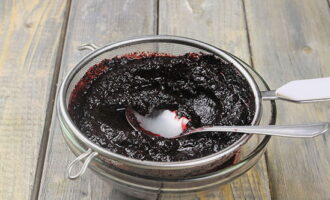 When the creamy mousse becomes dense, continue preparing the cake - take on the blueberry layer. If the berries are frozen, be sure to defrost them first. Place the blueberries in a bowl and puree with an immersion blender. Then we rub the resulting blueberry mass through a sieve. We do not use the pulp any further, but put the mashed puree aside until mixing.