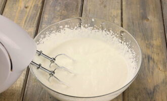 Separately, beat the chilled cream with the specified amount of sugar. We make sure that all the crystals dissolve.