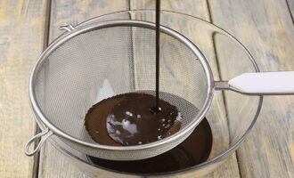 Heat the swollen gelatin, dissolve it and pour it into the chocolate glaze. Mix the mixture well and strain it through a fine sieve, then let it cool slightly.