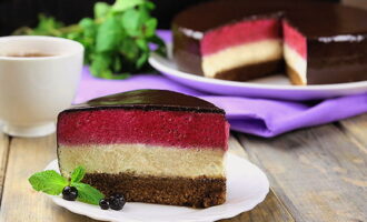 Place the mousse cake covered with mirror glaze in the refrigerator. When the glaze has completely hardened, the dessert can be served.