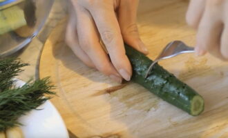 Trim the butts of the cucumbers, and prick the fruits themselves with a fork so that they salt better and faster. 