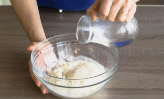 Setacciare la farina e il sale nel lievito. Aggiungere l'acqua rimanente. Usando le mani, impastare l'impasto fino a ottenere una massa morbida e omogenea.