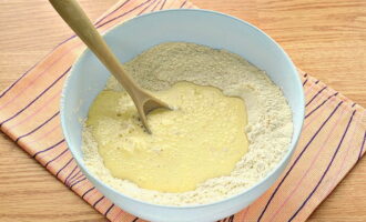 Separately sift the flour, add salt to it, and then pour out the remaining water and prepared yeast. Stir.