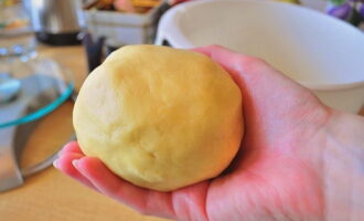 Add vegetable oil and knead the dough thoroughly. We form it into a round soft ball.