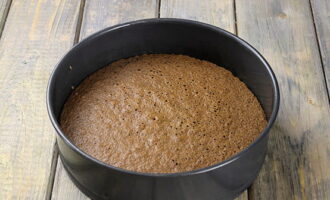 For baking, we recommend using a springform cake pan with a diameter of 22 centimeters - this is the optimal size for the ideal layer thickness. Cover the bottom of the mold with a circle of oiled parchment, and grease the inner walls with a thin layer of butter. Pour the prepared dough into the prepared pan in an even layer. Place the oven on a medium level in a preheated oven at 200 degrees. Bake for 15-20 minutes until the splinter is dry.The finished biscuit should be approximately one centimeter high. If the middle of the layer has risen during baking, carefully cut it off with a knife until a smooth surface is obtained.