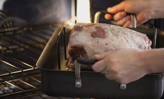 Peel the garlic and chop it with a knife along with the rosemary branches. 