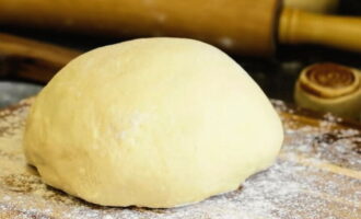 When the dough has risen, it can be rolled out into a thin, uniform layer. Delicious yeast pizza dough is ready!