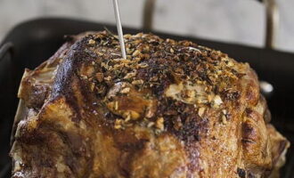 To serve, place the leg parallel to the cutting board and cut into 1.5-2 cm slices with a sharp knife. When we reach the bone, cut the meat into small pieces from it.