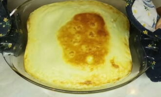 Depois de um tempo, retire a forma de omelete do forno e deixe esfriar um pouco. 