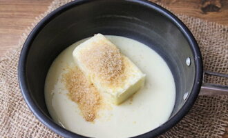 Pour 100 g of condensed milk into a metal ladle. butter and brown sugar. If this is not the case, then you can replace it with regular white. We heat the dishes with food.