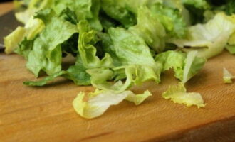 Separate the lettuce leaves, wash each one very thoroughly, cut off the lower root part, and tear them into arbitrary pieces with your hands.