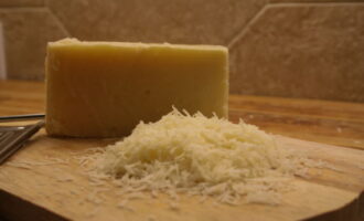 Grind the cheese on a fine grater and place in a separate clean and dry dish.