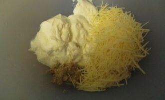 For dressing, mix cheese, mustard and yogurt, mix all ingredients.