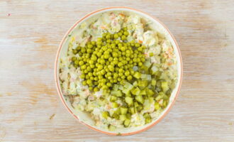 Open the jar of peas, pour out the water and begin to form the salad. We combine all the products in a large plate, season them with mayonnaise. Salt and season. And for beauty, add chopped herbs. We send the salad for 60 minutes. in the cold.