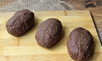 Using our hands, we make potato-shaped cakes from the dough.