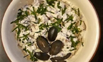 We cut the olives into thin rings and finely chop some fresh herbs. We decorate the salad with them and place them in the refrigerator for half an hour to infuse. Then we serve the salad to the festive table.