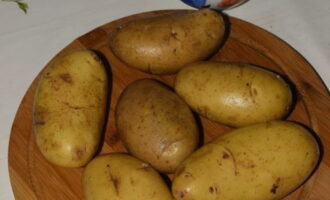 How to deliciously bake potatoes in foil in the oven? It is advisable to choose potatoes that are more or less the same size so that they bake at the same time. Wash the tubers thoroughly under running water. We will not peel the peel, so to be sure of its cleanliness, we use a brush when washing.