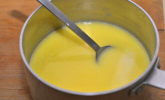 Wie bereitet man Waffeln im Waffeleisen nach dem klassischen Rezept zu? Die Butter schmelzen, bis sie flüssig ist. Sie können es in der Mikrowelle oder auf dem Herd erhitzen. Abkühlen lassen und ein Glas warme Milch hinzufügen.