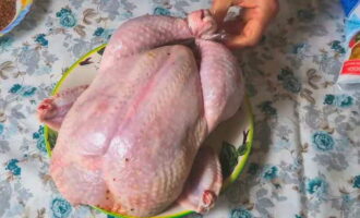 ¿Cómo cocinar pollo salado en el horno? Lave todo el ave y séquela con una toalla de papel. Atamos las piernas. El producto también se puede recubrir con una pequeña cantidad de especias, pero no es necesario añadir sal.