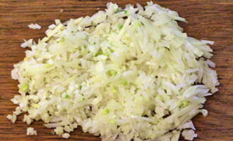 How to cook potatoes with minced meat in the oven? Peel the onion and chop finely.