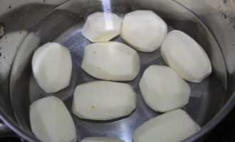 How to cook delicious fried potatoes in a frying pan? Peel and wash the potatoes.