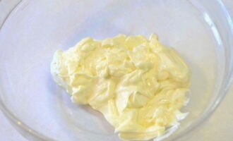 Wie macht man Waffelröllchen nach dem klassischen Rezept? Für den Teig benötigt man möglichst weiche Butter. Es wird nicht empfohlen, den Teig zu schmelzen, bis er flüssig ist. Dadurch wird die Konsistenz des Teigs gestört, was wiederum die Textur der fertigen Waffeln beeinträchtigt. Es lohnt sich, die Butter vorher aus dem Kühlschrank zu nehmen und sie vollständig auf Zimmertemperatur bringen zu lassen. Geben Sie weiche Butter in eine Schüssel, in der wir den Teig zubereiten.