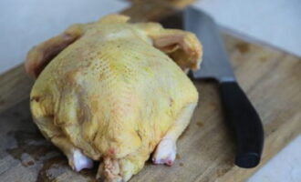 Hoe kip op blik in de oven koken? We spoelen de vogel grondig af onder water en drogen hem af met keukenpapier. Verdeel in stukken.