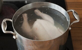 How to cook cabbage soup from fresh cabbage with chicken? Place the bird in a large saucepan, add water, salt and boil until cooked.