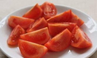 We wash the tomatoes, dry them and cut out the trace from the stalk. Cut each tomato into thin, even slices.