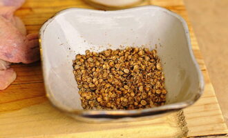 Separately, pour the coriander seeds into a small container and crush them with a heavy pestle or masher. Add cumin and ground black pepper and mix.