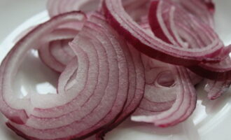 We recommend using the red variety of onions, as they are much softer and more delicate in taste. We peel it and cut it into thin translucent rings.