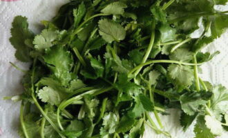 How to prepare a salad with beans and croutons? Wash the cilantro, dry it and finely chop it with a knife. As an alternative, you can use parsley.