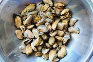 How to cook mussels in creamy garlic sauce? Defrost the seafood in cold water, then rinse thoroughly and leave it to dry.