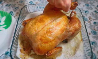 Hornea el pollo hasta que esté dorado, aproximadamente 1 hora. Luego retirar del horno.