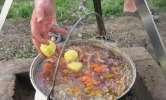 Nun die Tomaten und Paprika hacken. Schälen Sie einfach die Kartoffeln. Gemüse in eine Schüssel geben.