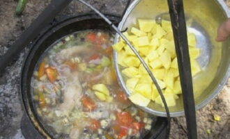 Coloca en la fuente las patatas, previamente peladas y cortadas en rodajas.