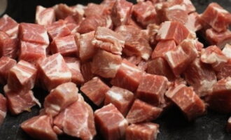 Como preparar o lagman de porco segundo a receita clássica em casa? Divida a carne descongelada em pequenos cubos iguais.