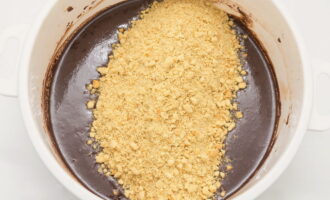 Now add the cookie crumbs to the hot chocolate mixture.